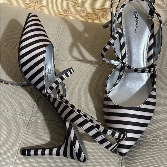 New X-APPEAL Strappy Black and white Pumps SZ 7 - Picture 1 of 8